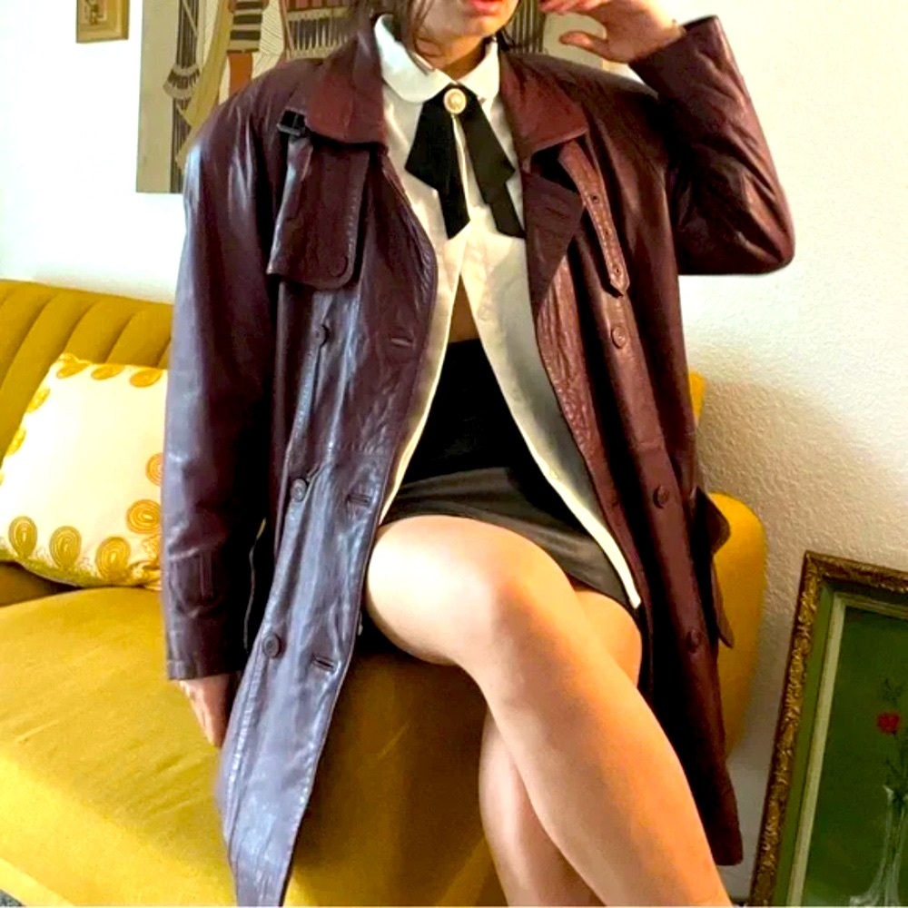 Vintage-Inspired Women’s Burgundy Leather Trench Coat - Picture 8 of 15